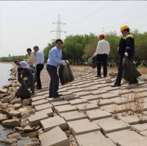 پاکسازی خور زنگی در منطقه ویژه پتروشیمی با حضور مدیران و کارکنان پتروشیمی خوزستان